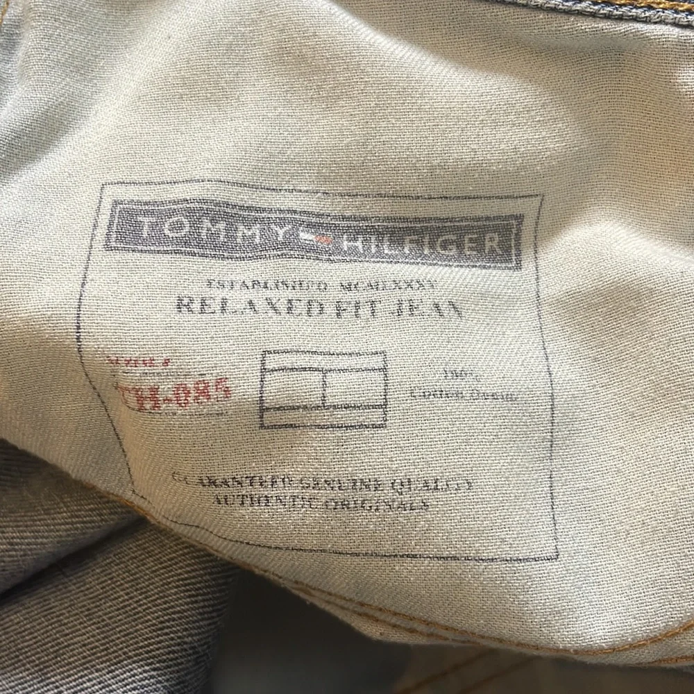 Tommy Hilfiger mens relaxed fit jeans. Size 36 inseam 30. EUC. Light blue wash
